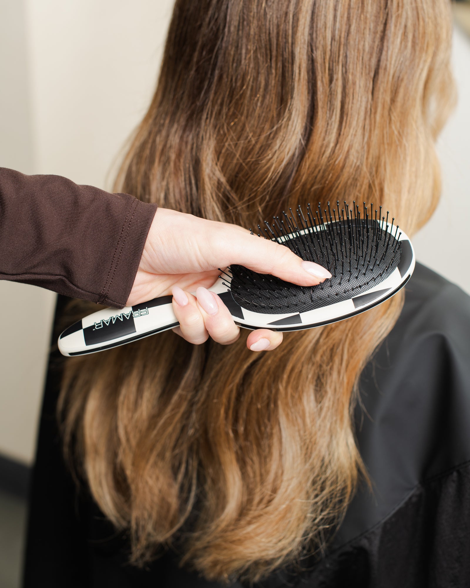 framar-checked-out-detangle-brush-districante image 3