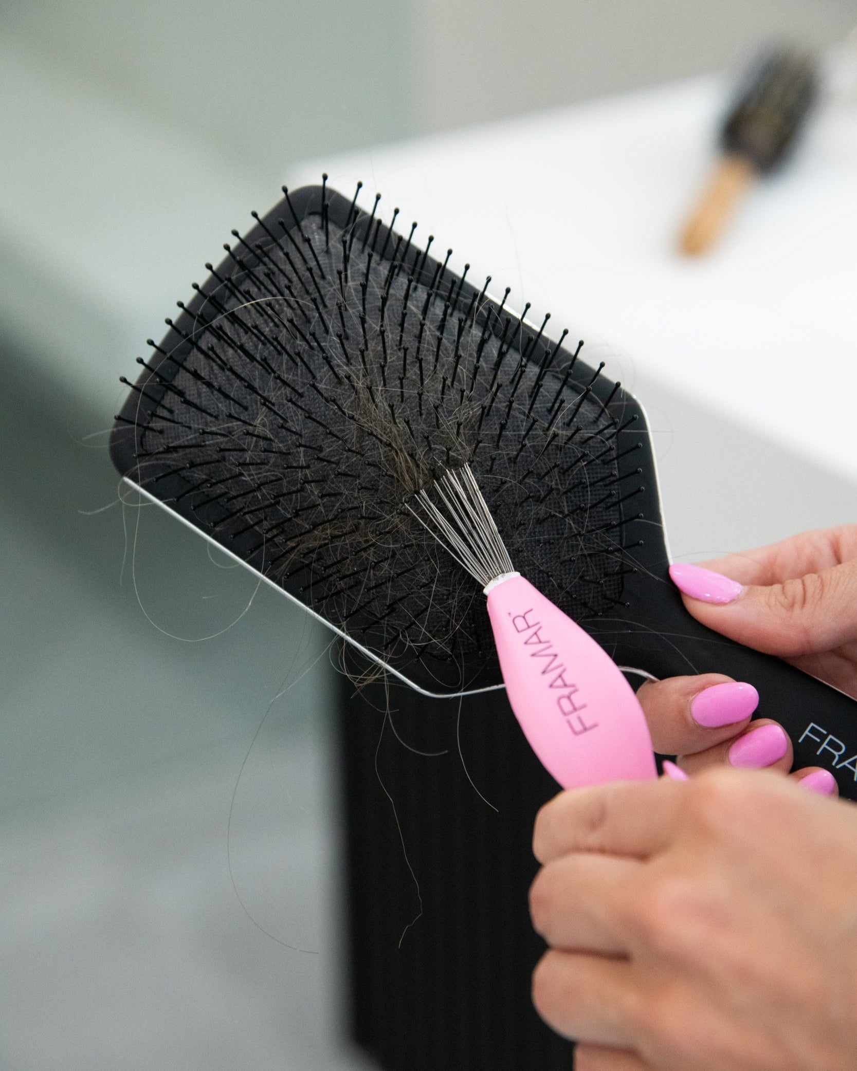 framar-brush-cleaner-pink-strumento-pulizia-spazzole-a-doppia-azione image 3