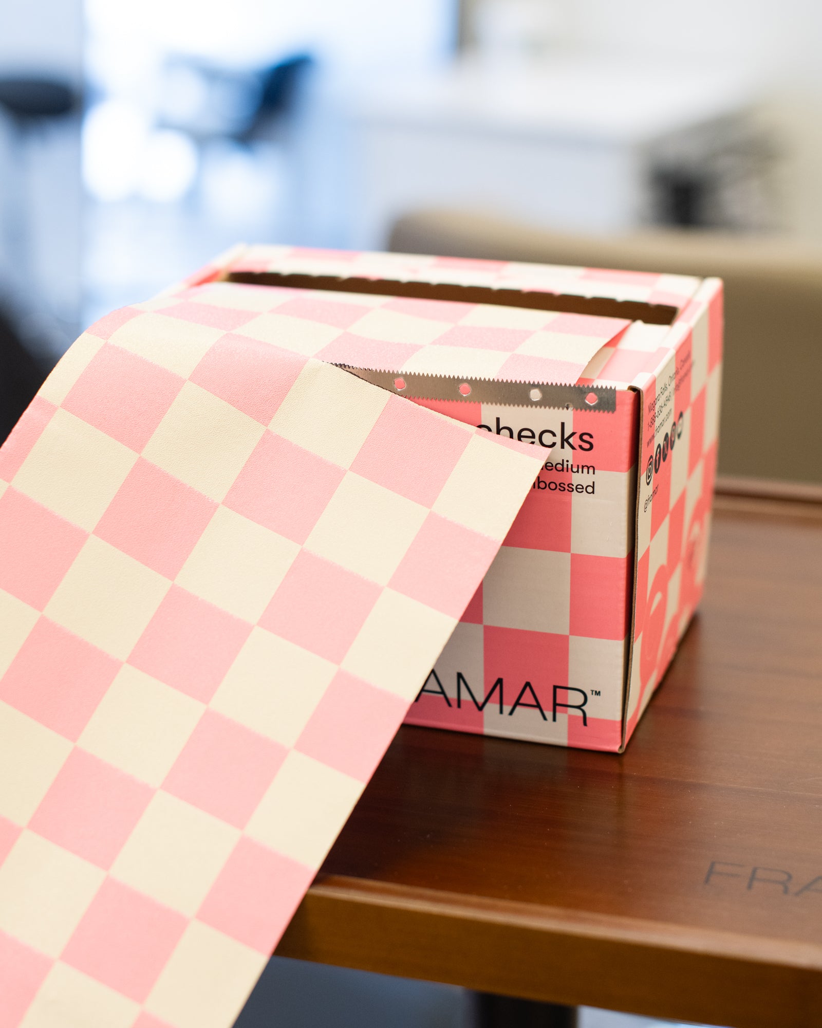 framar-embossed-roll-beige-pink-checks-rotolo-foil-goffrato-320-ft image 4